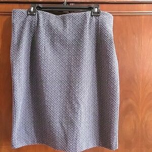 Ladies pencil style skirt,  LOFT, size L. Textured grey/black pattern.